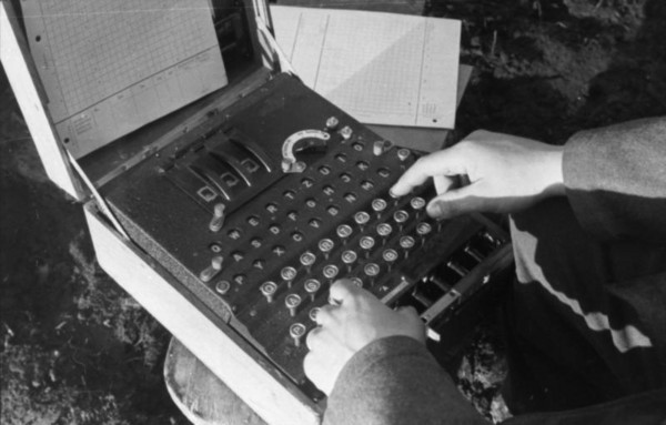 Bundesarchiv Bild 101I 241 2173 09  Russland  Verschlu  sselungsgera  t Enigma  1 